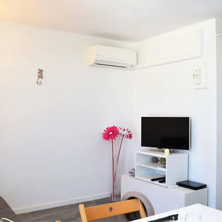 Апартаменти Climat. 4 Pers. Avec Parking Privatif Au Lavandou, Proche Centre Et - Fr-1-251-390